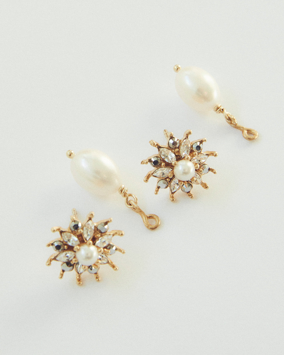 Époque Pearl Short Earrings